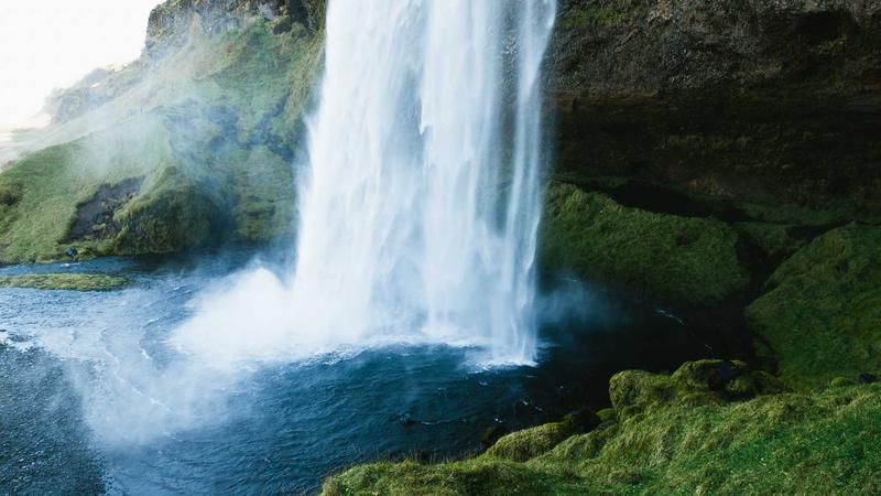 羞羞漫画首页产品中心主视觉，展示在线漫画阅读界面